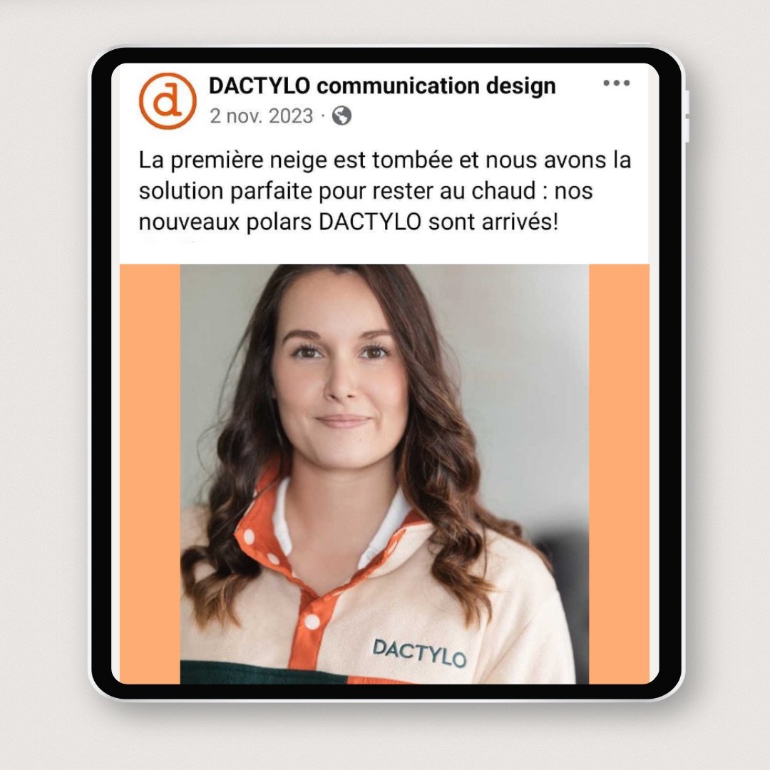 Nouvelle merch DACTYLO portée fièrement pour communiquer sa marque employeur