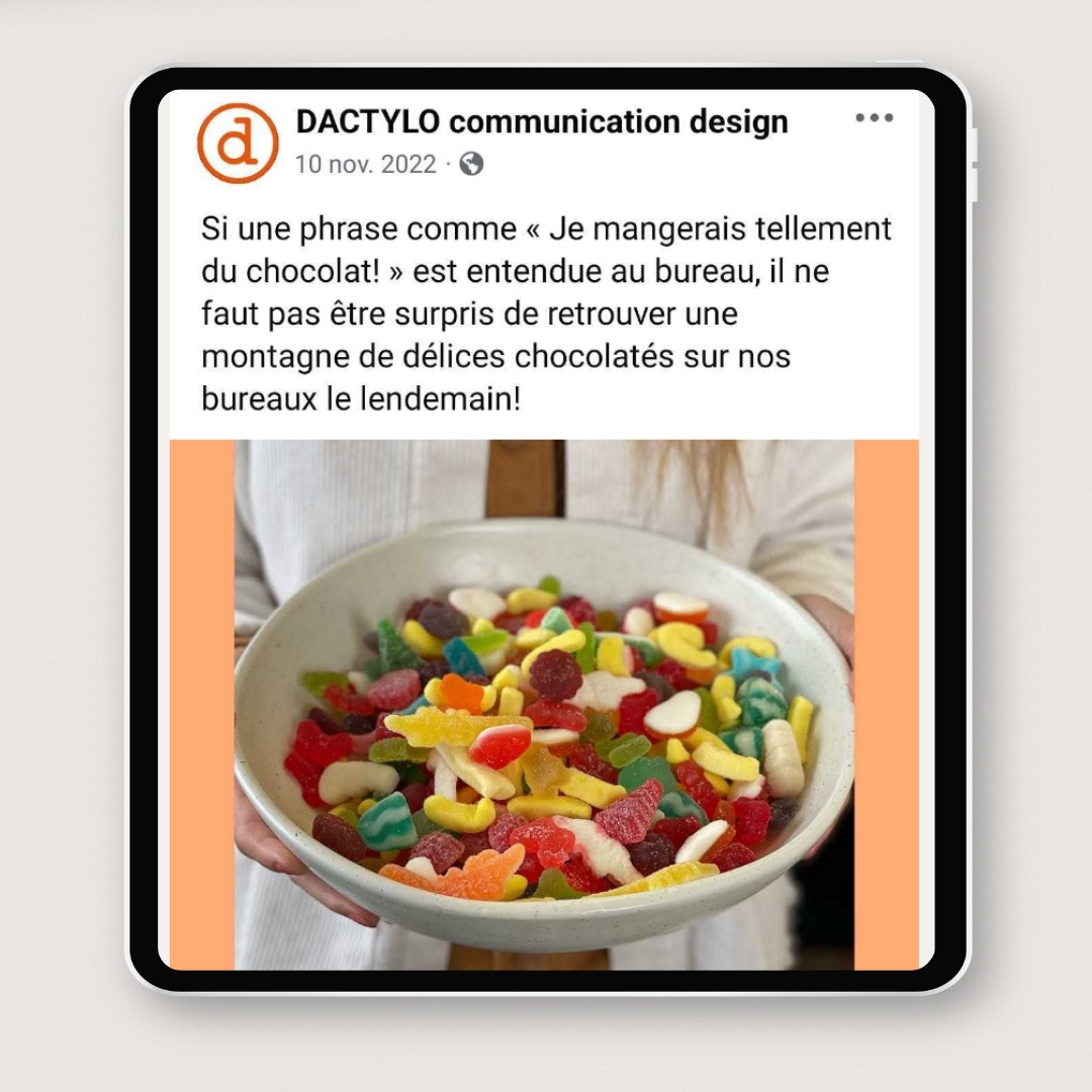 Bol rempli de bonbons colorés partagés au bureau DACTYLO